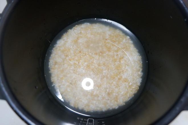 臘肉毛豆糙米飯的做法-家常味煲菜譜