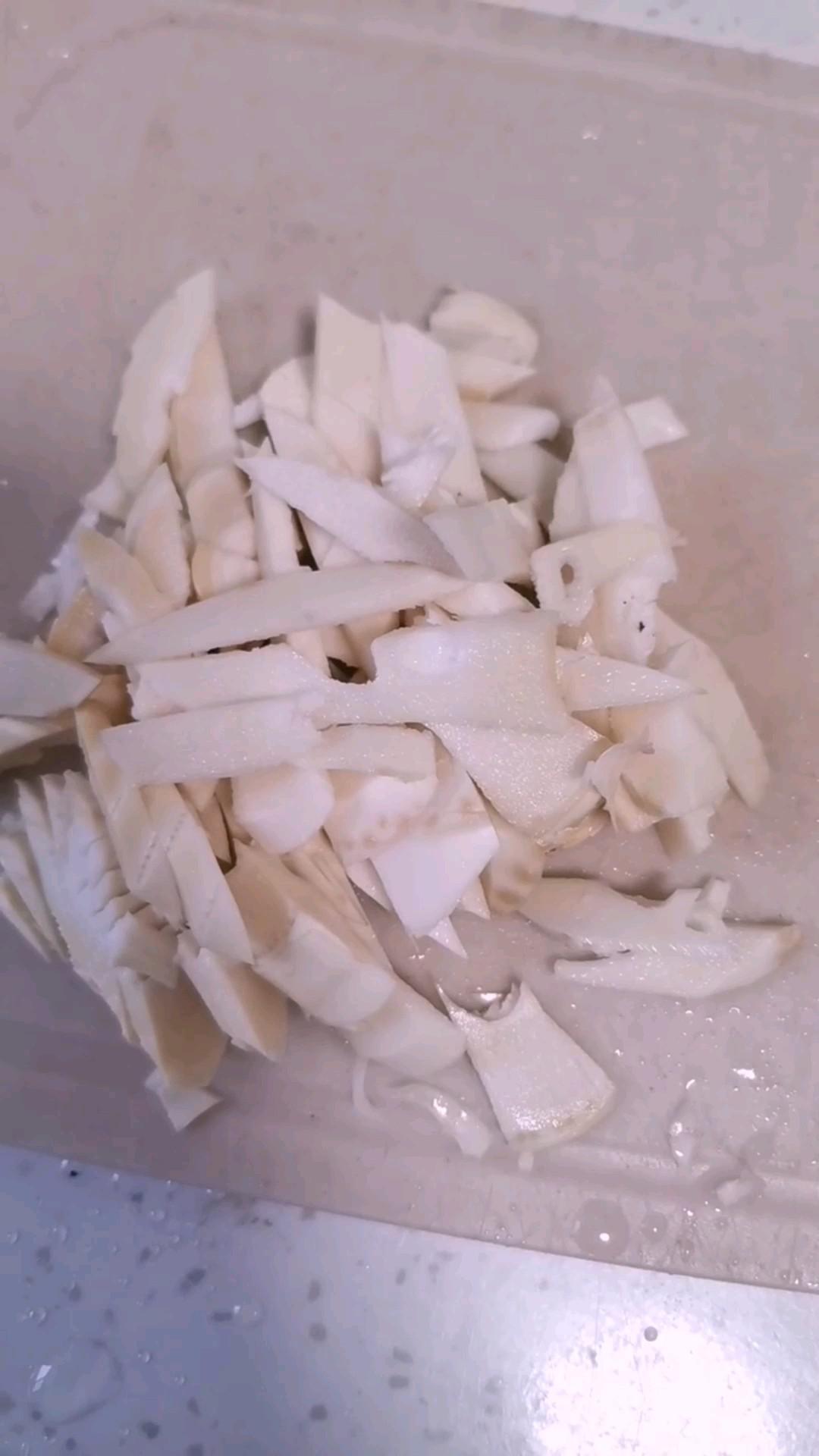 春筍燉黃魚的做法-家常味煮菜譜