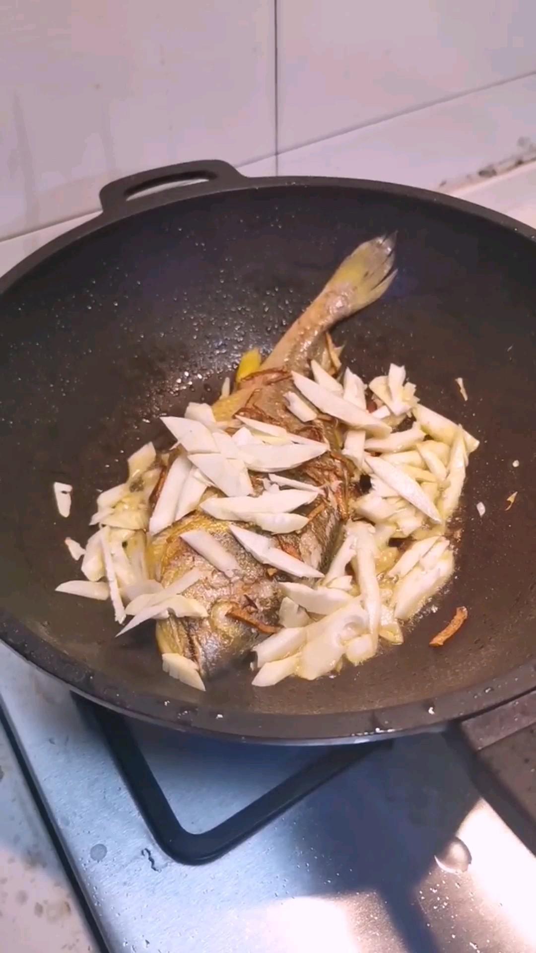 春筍燉黃魚的做法-家常味煮菜譜