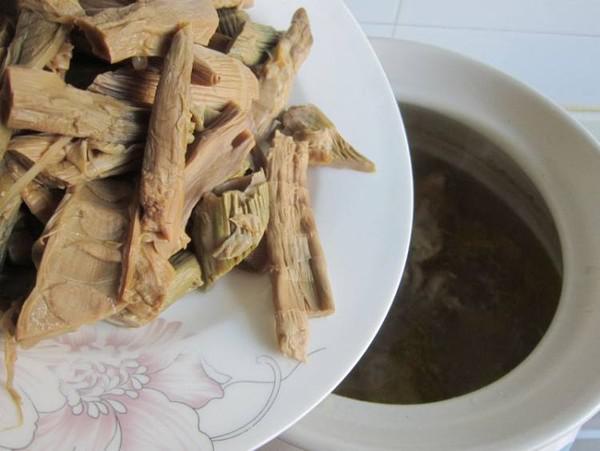 石筍干燉雞的做法-家常味燉菜譜