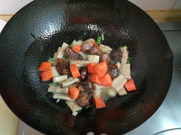 醬鴨燉筍干的做法-家常味燉菜譜