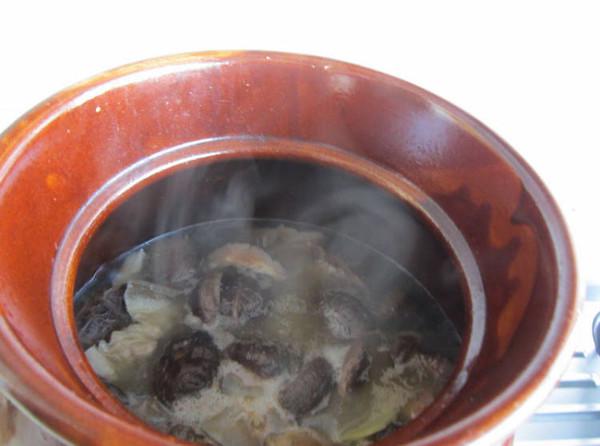 香菇燉臘肉的做法-家常味燉菜譜-易網(wǎng)健康養(yǎng)生網(wǎng) 香菇燉臘肉的做法-家常味燉菜譜