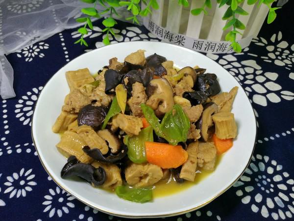 牛肉筍干大雜燴的做法-家常味燴菜譜-易網健康養生網 牛肉筍干大雜燴的做法-家常味燴菜譜