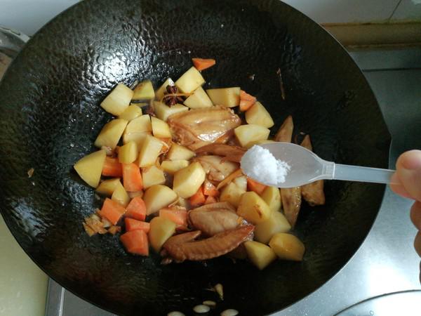 雞翅燉土豆的做法-家常味燉菜譜