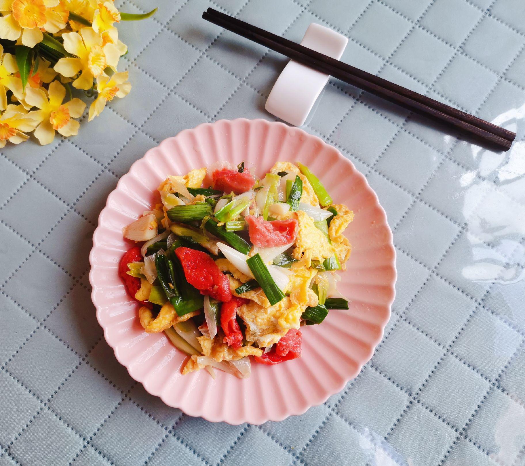 蒜苗紅腸炒雞蛋的做法-咸鮮味炒菜譜