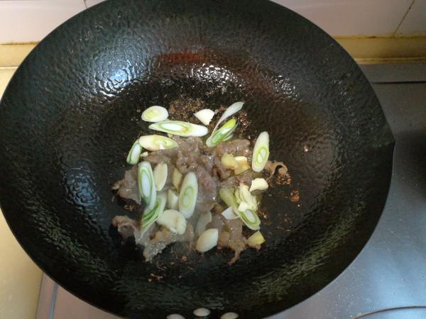 鳳尾菇炒肉的做法-家常味炒菜譜