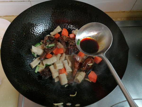 醬鴨燉筍干的做法-家常味燉菜譜