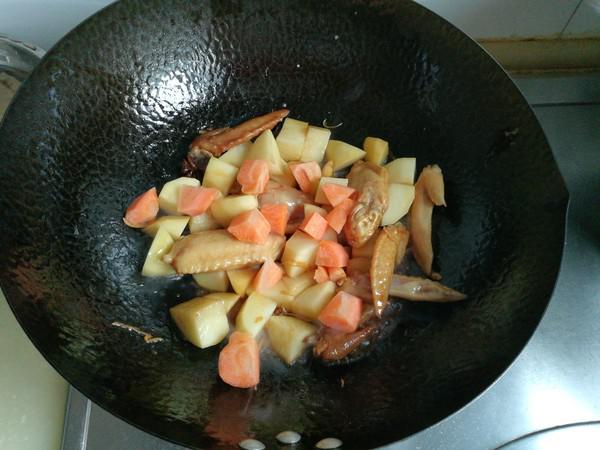 雞翅燉土豆的做法-家常味燉菜譜