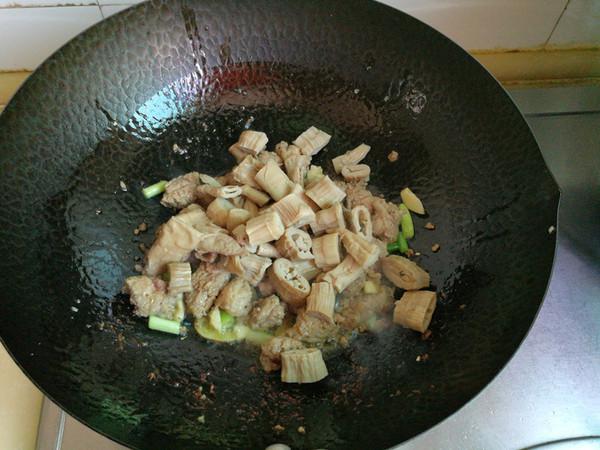 牛肉筍干大雜燴的做法-家常味燴菜譜-易網健康養生網 牛肉筍干大雜燴的做法-家常味燴菜譜