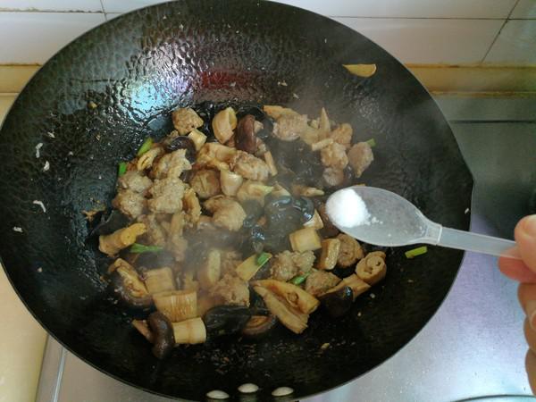 牛肉筍干大雜燴的做法-家常味燴菜譜-易網健康養生網 牛肉筍干大雜燴的做法-家常味燴菜譜