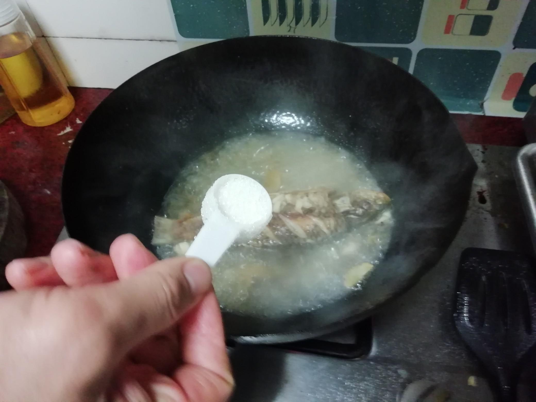 燜燒鯉魚的做法-咸鮮味燉菜譜