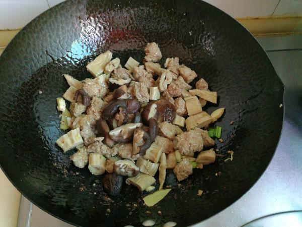 牛肉筍干大雜燴的做法-家常味燴菜譜-易網健康養生網 牛肉筍干大雜燴的做法-家常味燴菜譜