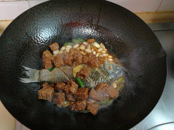 鯽魚花生仁燉烤麩的做法-家常味燉菜譜