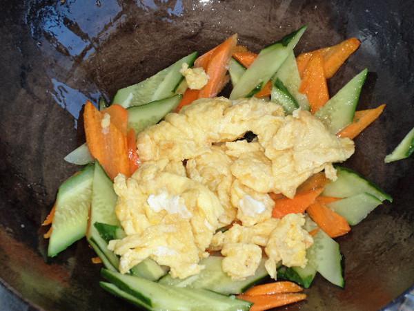 胡蘿卜黃瓜炒雞蛋的做法-咸鮮味炒菜譜