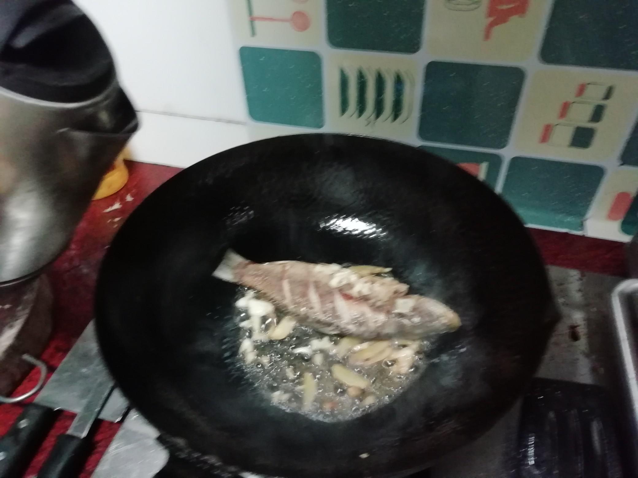 燜燒鯉魚的做法-咸鮮味燉菜譜