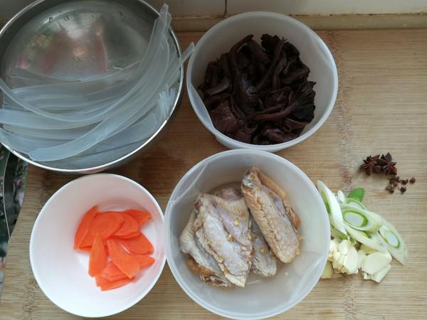 紅蘑雞翅燉寬粉的做法-家常味燉菜譜-易網<a href=http://m.henggaotouzi.com/ target=_blank class=infotextkey>健康養生</a>網 紅蘑雞翅燉寬粉的做法-家常味燉菜譜