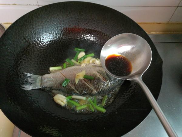 鯽魚花生仁燉烤麩的做法-家常味燉菜譜