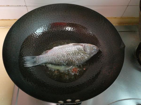 鯽魚花生仁燉烤麩的做法-家常味燉菜譜