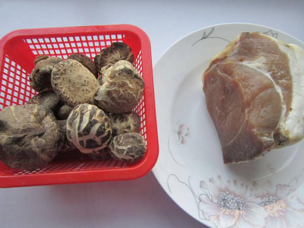 香菇燉臘肉的做法-家常味燉菜譜-易網(wǎng)<a href=http://m.henggaotouzi.com/ target=_blank class=infotextkey>健康養(yǎng)生</a>網(wǎng) 香菇燉臘肉的做法-家常味燉菜譜