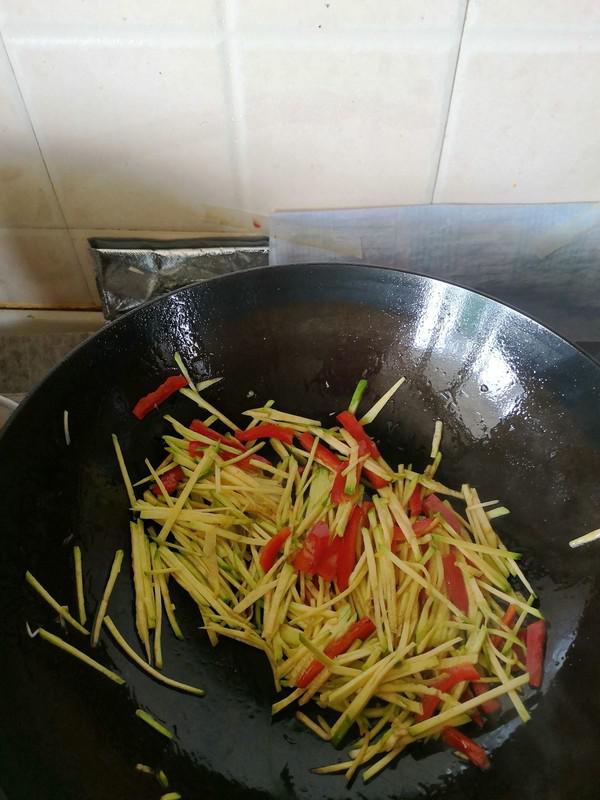 小瓜炒肉絲的做法-家常味炒菜譜-易網健康養生網 小瓜炒肉絲的做法-家常味炒菜譜