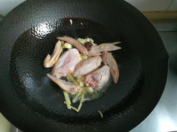 雞翅燉土豆的做法-家常味燉菜譜