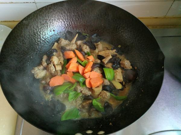 牛肉筍干大雜燴的做法-家常味燴菜譜-易網健康養生網 牛肉筍干大雜燴的做法-家常味燴菜譜