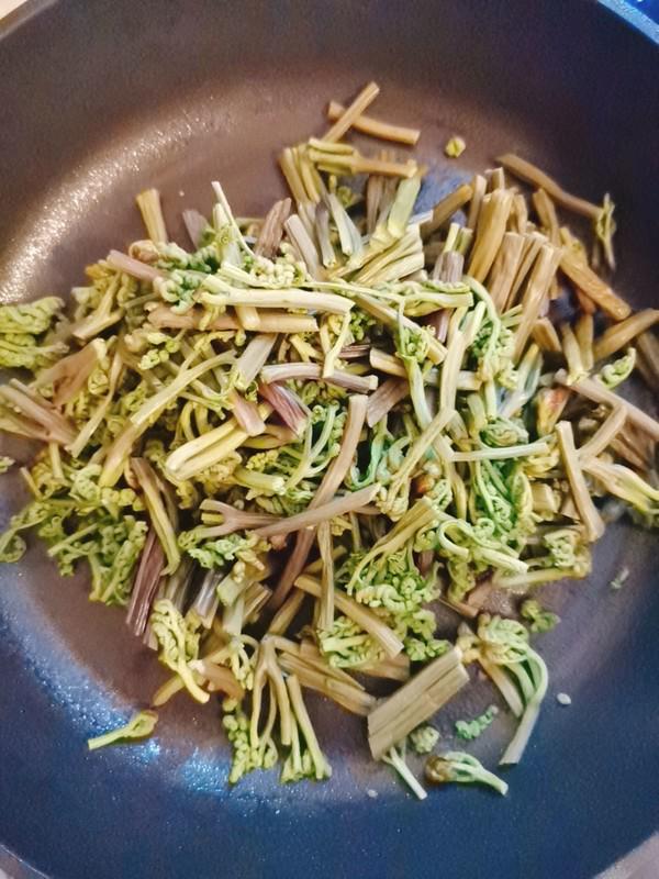 蕨菜燒肉的做法-咸鮮味燒菜譜