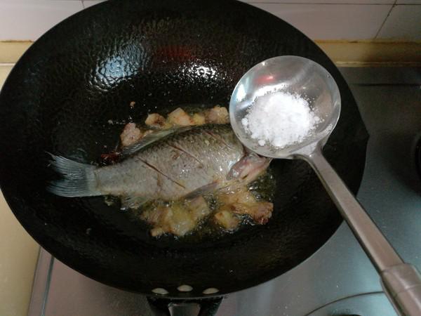 回鍋肉燉鯽魚的做法-家常味燉菜譜-易網健康養生網 回鍋肉燉鯽魚的做法-家常味燉菜譜