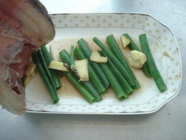 清蒸海鱸魚的做法-咸鮮味蒸菜譜