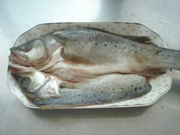 清蒸海鱸魚的做法-咸鮮味蒸菜譜