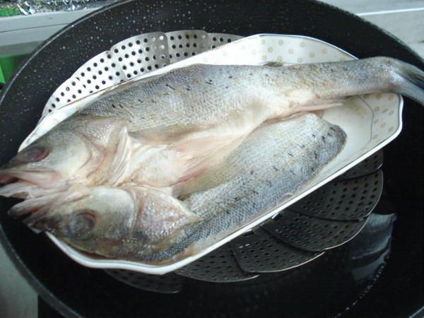 清蒸海鱸魚的做法-咸鮮味蒸菜譜
