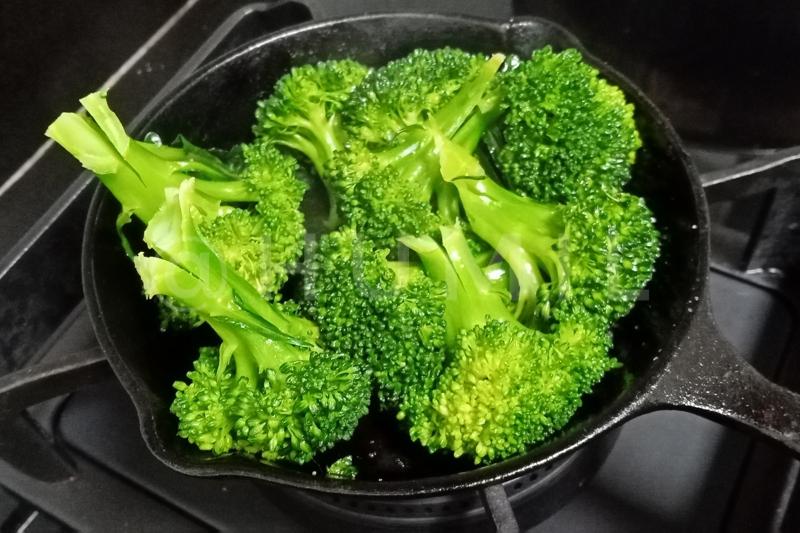 蒜香蒸西蘭花的做法-蒜香味蒸菜譜