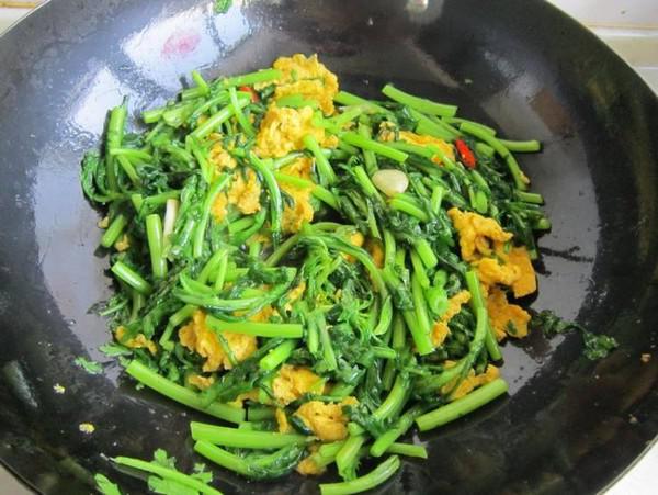 茼蒿炒雞蛋的做法-家常味炒菜譜-易網(wǎng)健康養(yǎng)生網(wǎng) 茼蒿炒雞蛋的做法-家常味炒菜譜