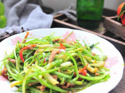 炒芹菜的做法-家常味炒菜譜