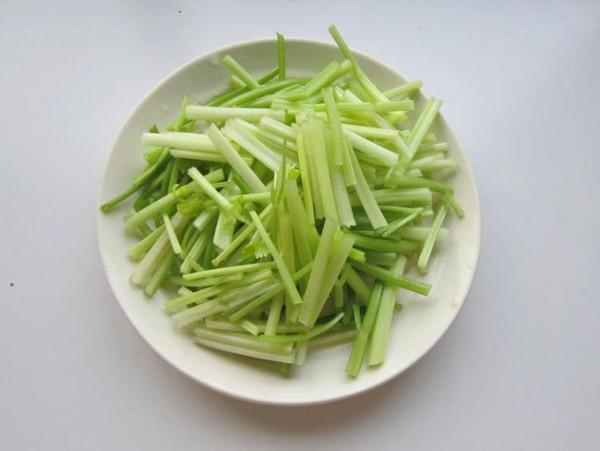 毛芹菜炒土豆的做法-家常味炒菜譜