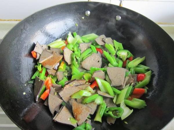 芹菜炒豬肝的做法-家常味炒菜譜