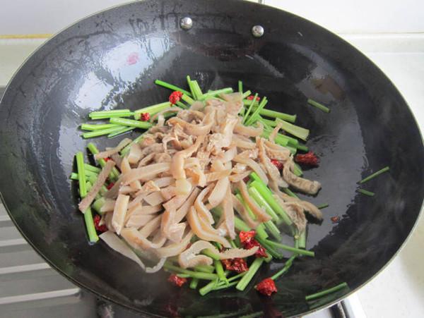 毛芹菜炒羊肚的做法-香辣味炒菜譜-易網健康養生網 毛芹菜炒羊肚的做法-香辣味炒菜譜