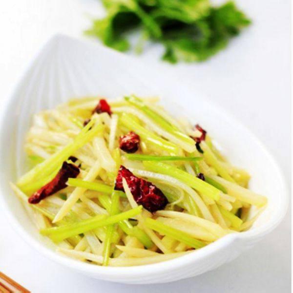 毛芹菜炒土豆的做法-家常味炒菜譜