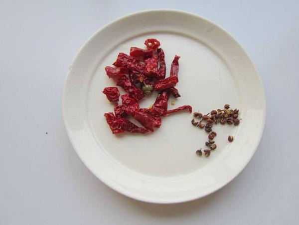 毛芹菜炒土豆的做法-家常味炒菜譜