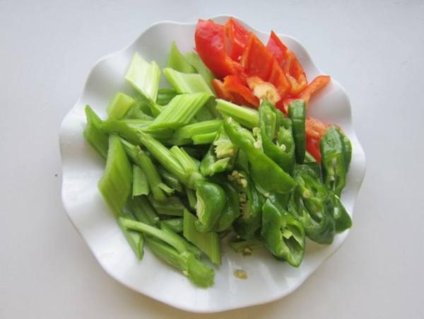 芹菜炒豬肝的做法-家常味炒菜譜