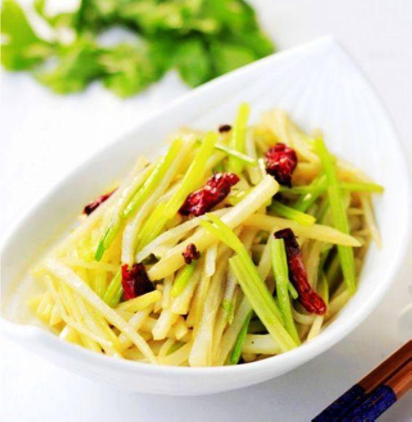 毛芹菜炒土豆的做法-家常味炒菜譜