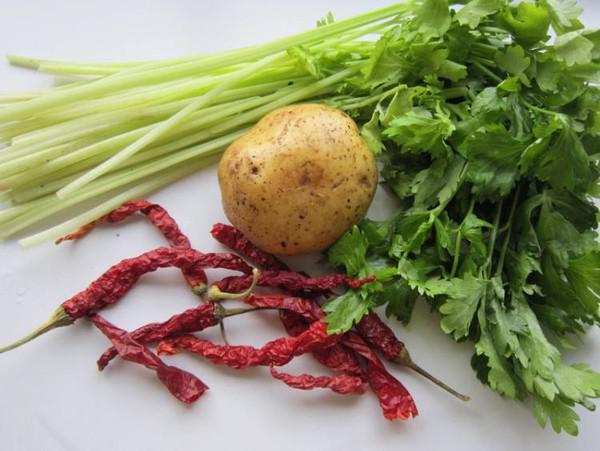 毛芹菜炒土豆的做法-家常味炒菜譜