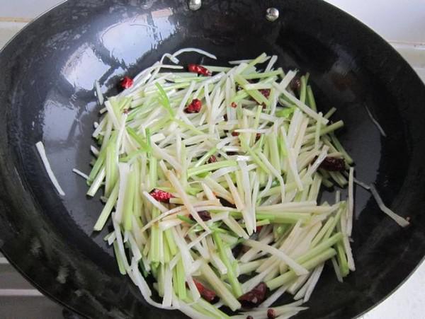 毛芹菜炒土豆的做法-家常味炒菜譜