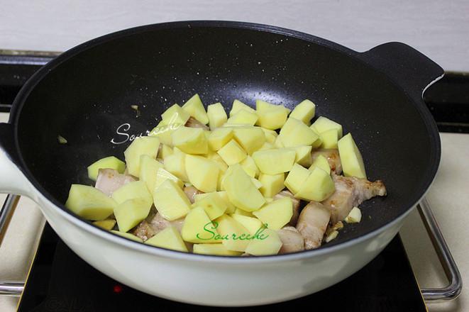 紅燒肉燉土豆的做法-醬香味燒菜譜