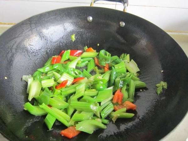 芹菜炒豬肝的做法-家常味炒菜譜