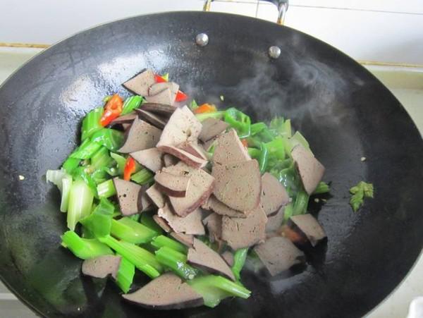 芹菜炒豬肝的做法-家常味炒菜譜