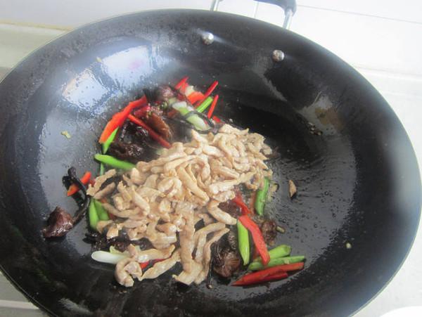 榛蘑炒肉的做法-家常味炒菜譜