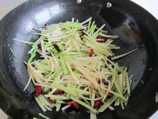 毛芹菜炒土豆的做法-家常味炒菜譜