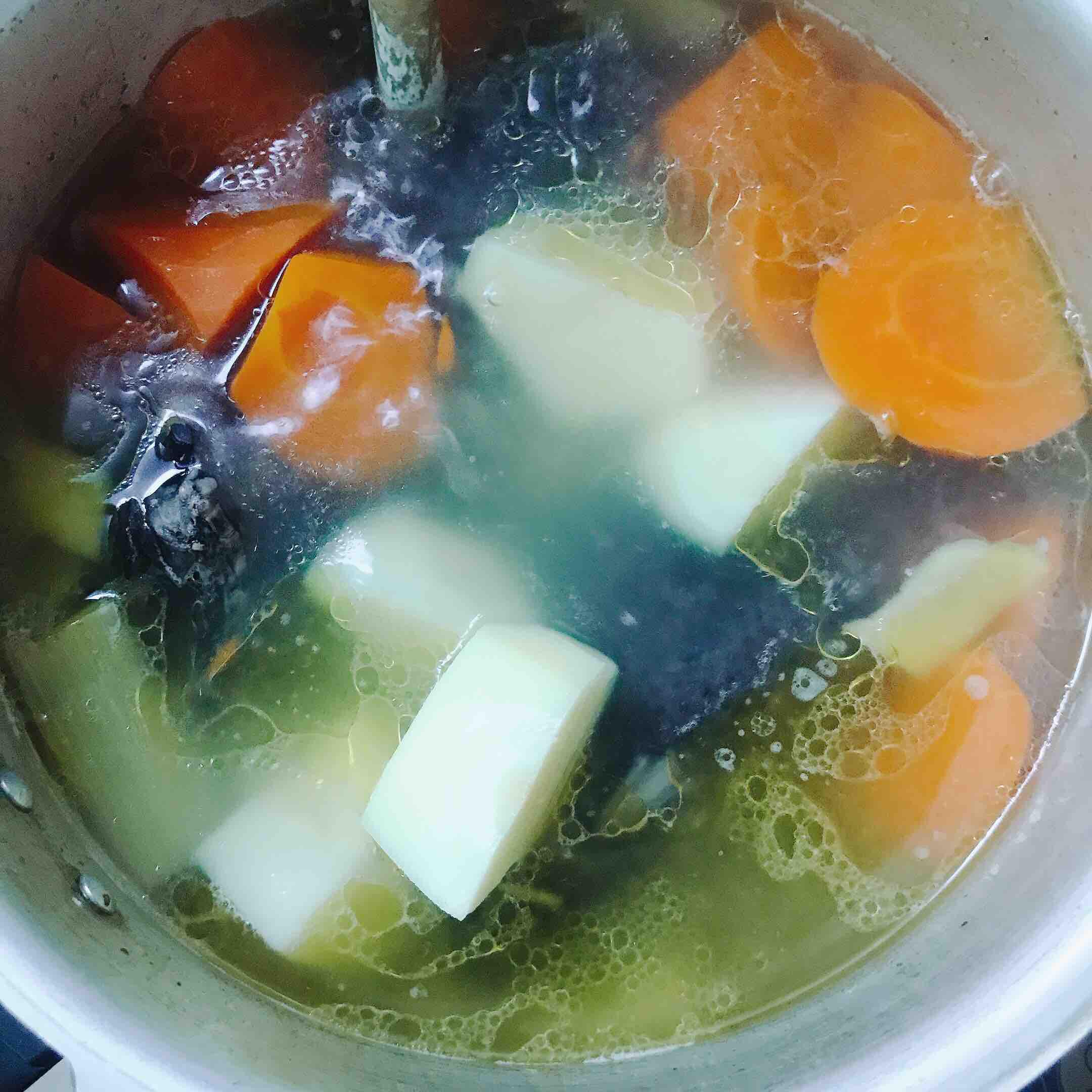 胡蘿卜燉烏雞湯的做法-咸鮮味煲菜譜