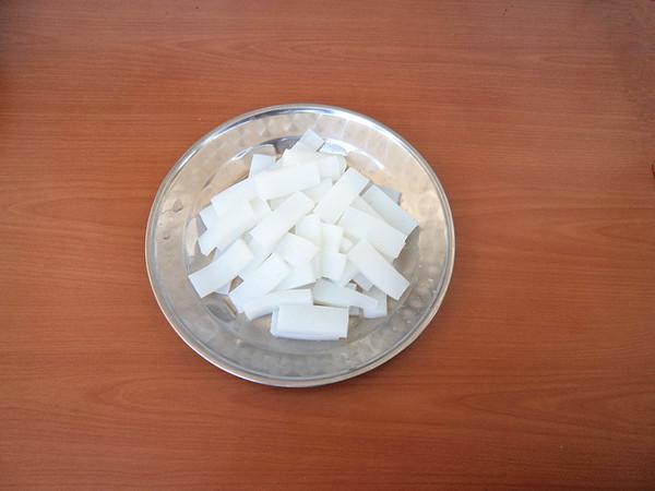 芹菜炒燜子的做法-家常味炒菜譜